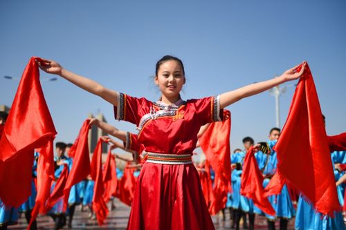 内蒙古呼和浩特市举行以"守望相助,亮丽北疆"为主题的群众性文体活动